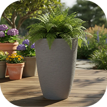 Maceta plástica gris estilo jarrón con helecho, ubicada en un jardín con macetas de fondo.