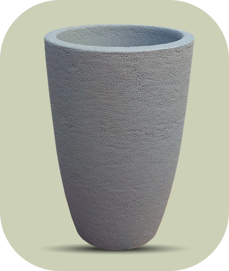 Maceta alta de plástico rotomoldeado color gris, de diseño liso y liviano.