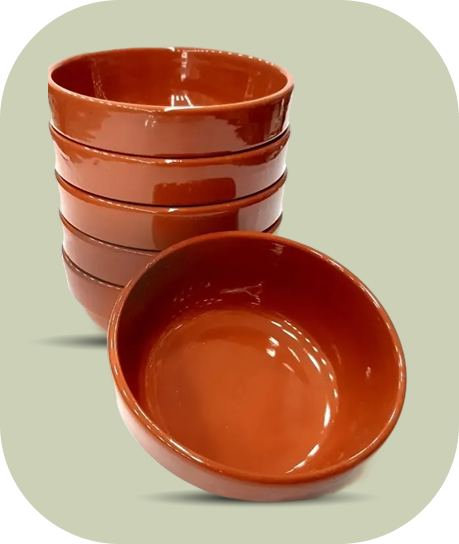 Conjunto de bowls de terracota esmaltada apilados, en acabado brillante color marrón.