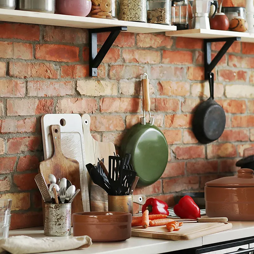 Macetas de terracota con diferentes plantas en una galería de madera junto a una pileta.