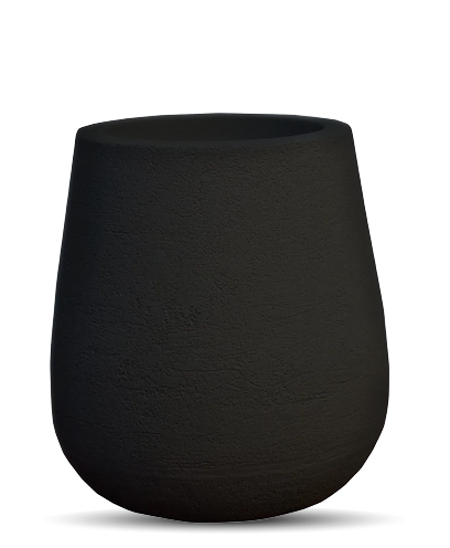 Maceta plástica negra de forma redondeada con textura rugosa, ubicada en un espacio exterior con piso de madera.